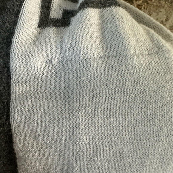 Victoria’s Secret PINK scarf reversible grey & white - Picture 4 of 4